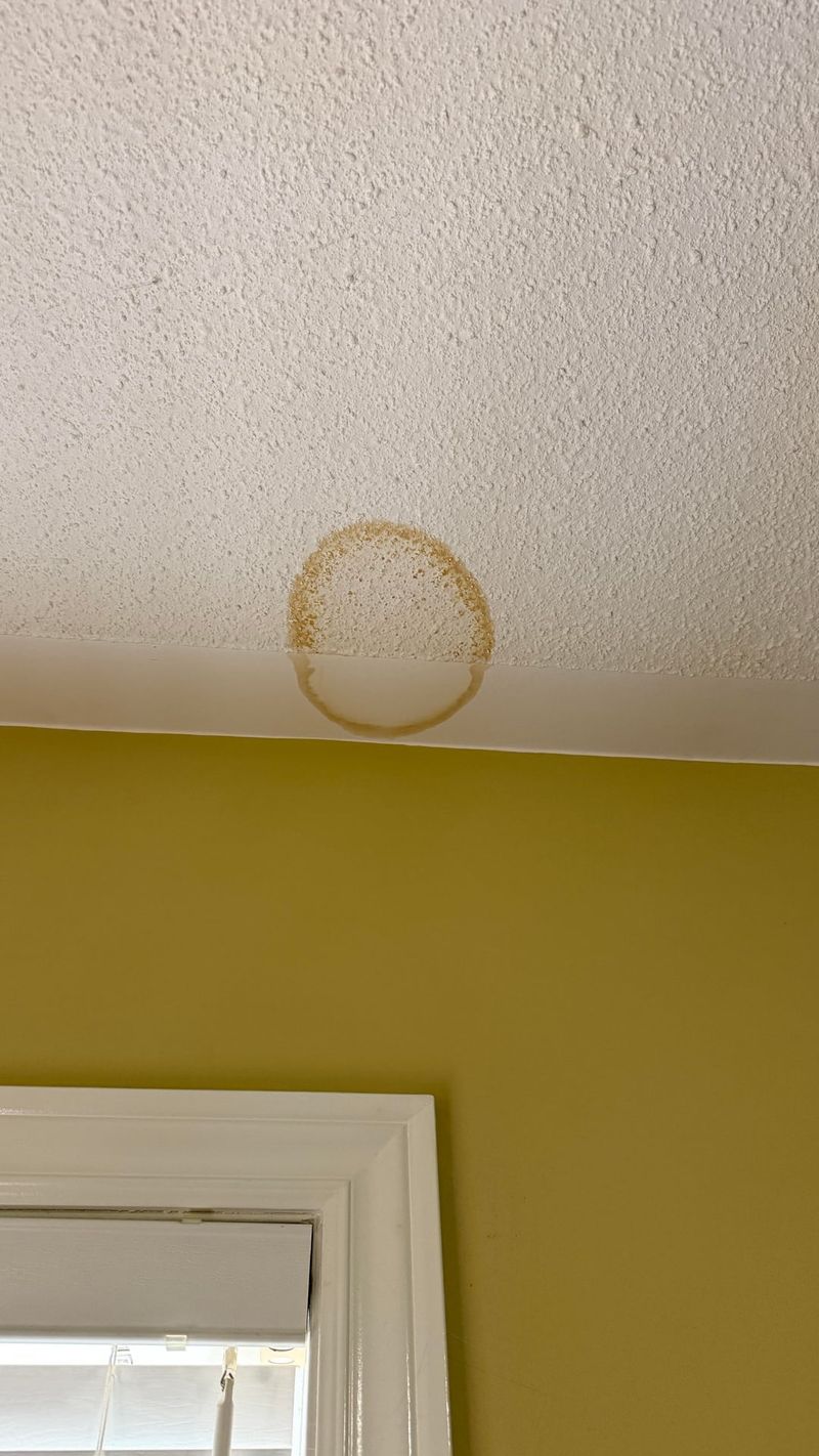 22 Bedroom Traits That Could Make Buyers Hesitant - Decor Hint Ceiling Cracks Or Water Stains