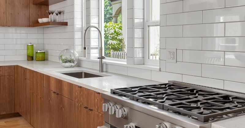 Kitchen Features New York Buyers Can't Get Enough Of In Today's Market - Decor Hint Subway Tile Backsplashes