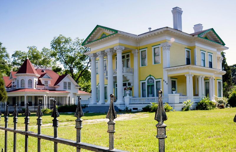 Step Inside This 120-Year-Old Alabama Mansion And Peek Into History - Decor Hint Lush Period Gardens