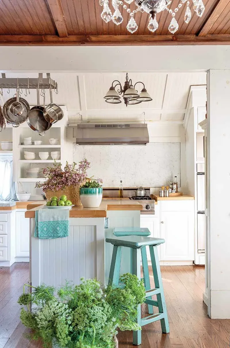 Vintage Inspired Florida Home Trends Millennials Are Loving Again - Decor Hint Painted Wood Cottage Furniture