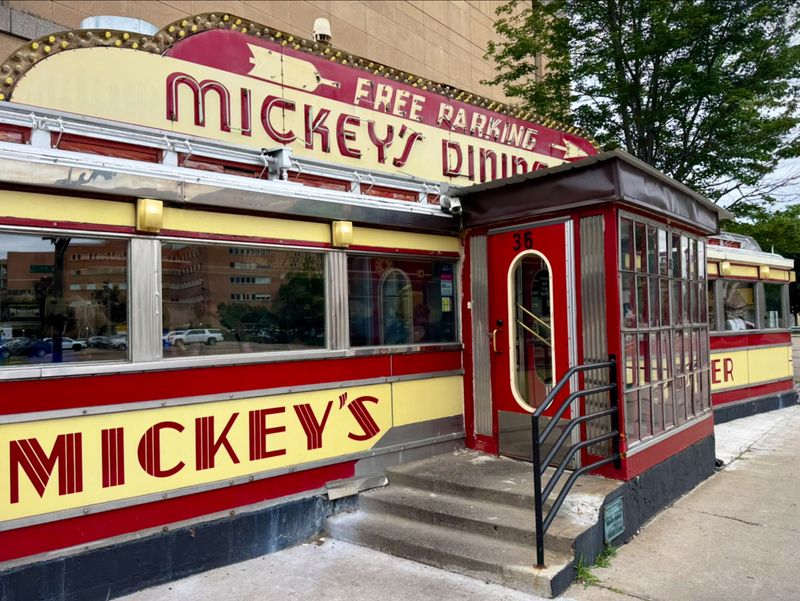 10 Off-The-Radar Minnesota Eateries Always Packed With Diners - Decor Hint Mickey's Diner