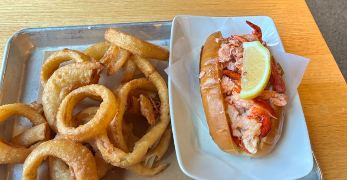 11 Michigan Lobster Roll Restaurants That Keep Seafood Lovers Coming Back - Decor Hint