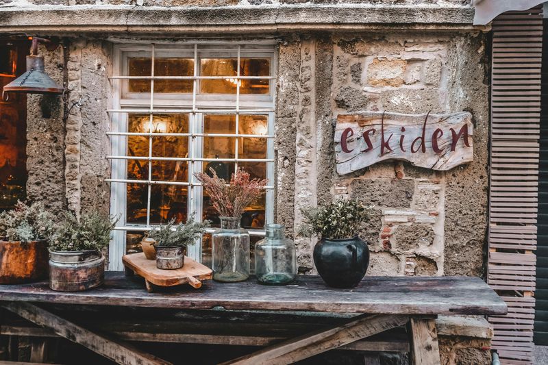 12 Tired California Living Room Trends Designers Say It's Time To Let Go - Decor Hint Oversized Farmhouse Signs