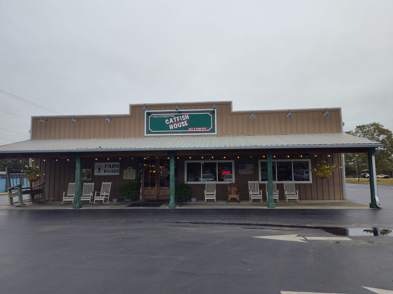 14 Alabama Fried Fish Spots Locals Swear By For True Southern Flavor - Decor Hint David's Catfish House