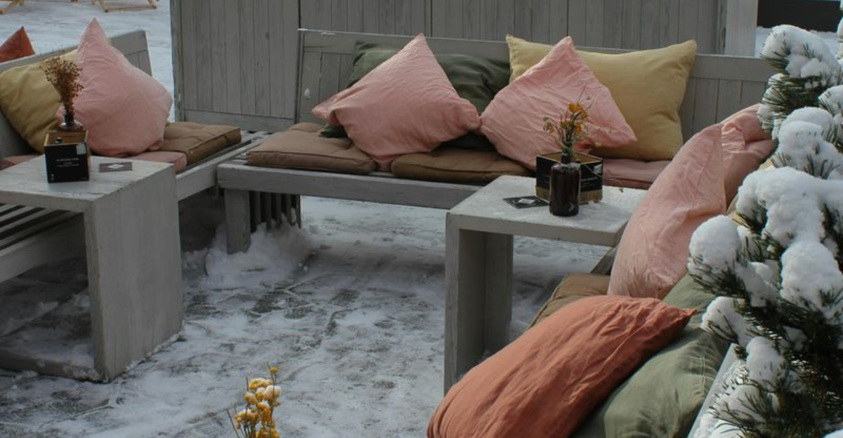 14 Minnesota Winter Porch Looks That Feel Warm Even In Negative Temps - Decor Hint