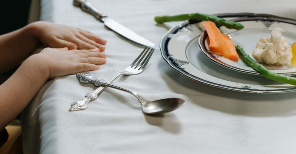 18 Wisconsin Dinner Table Rules From The 60s That Would Leave Kids Today Scratching Their Heads - Decor Hint