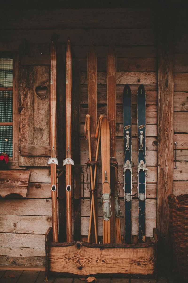 19 New York Winter Porch Décor Ideas Perfect For City Brownstones And Upstate Homes - Decor Hint Vintage Skis Leaning Against The Wall