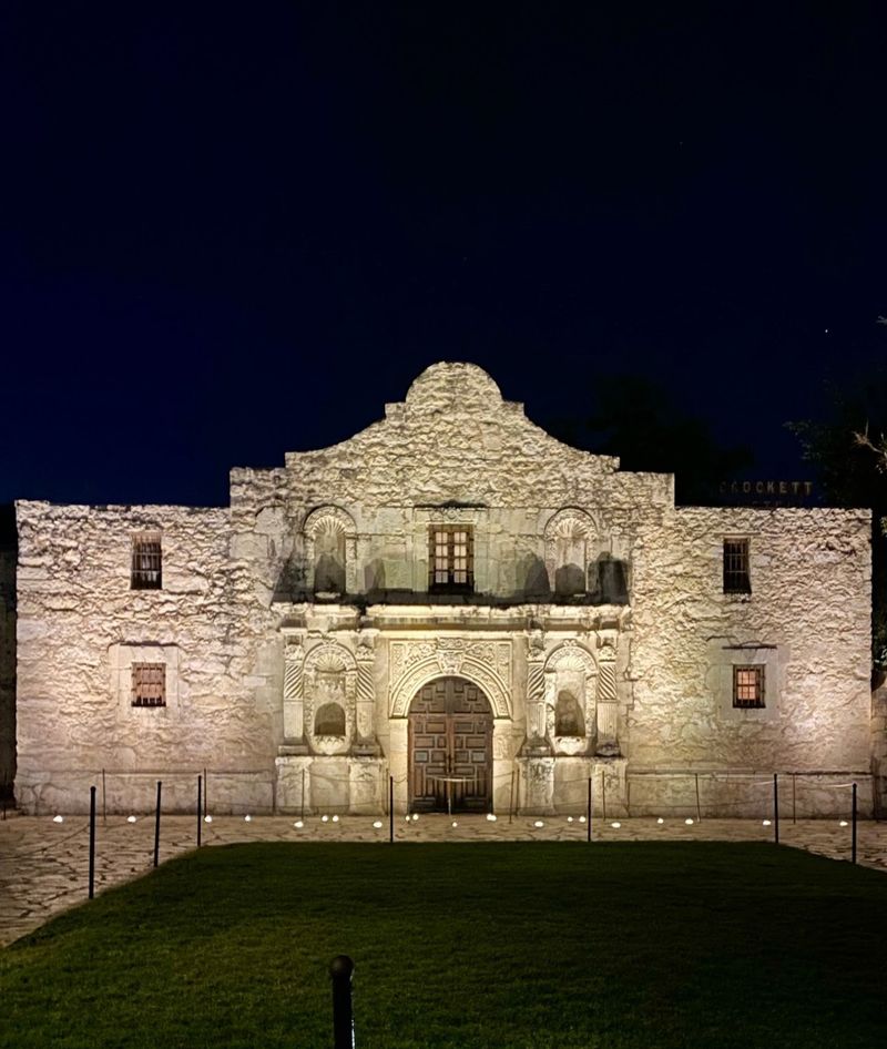 22 Overhyped Texas Attractions That Real Texans Skip Every Time - Decor Hint The Alamo