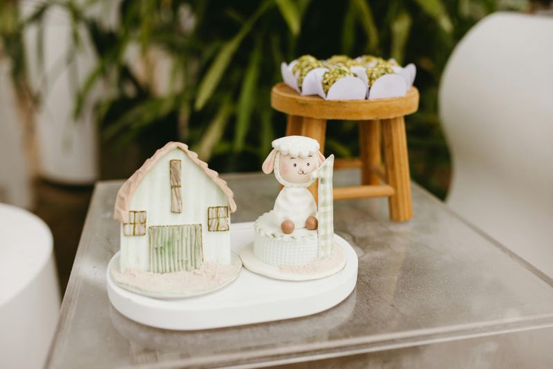 7 Indiana Collectibles Losing Value Fast While 3 Are Now Almost Worthless - Decor Hint Hummel Figurines