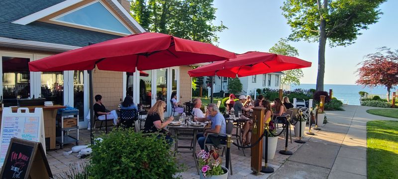 1. The Lakehouse Inn & Crosswinds Grille, Geneva-On-The-Lake