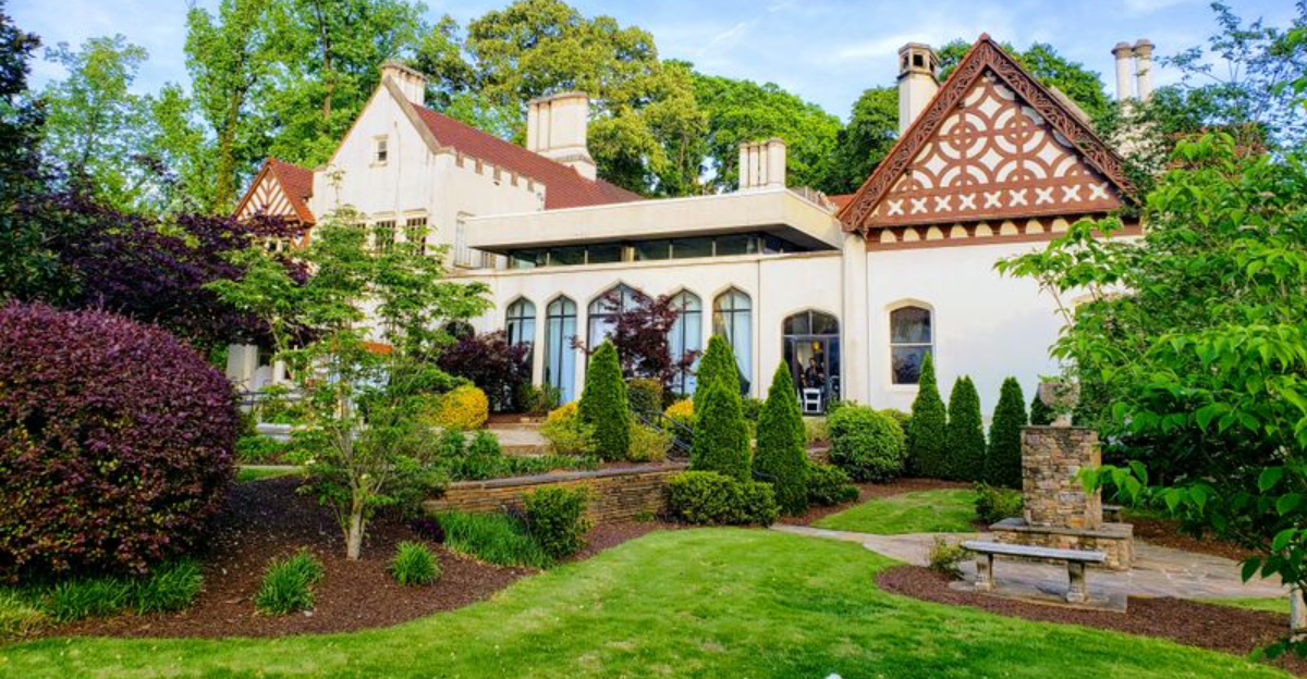 A Georgia Suburb Thats A Secret Retirement Paradise With Tree Lined Streets And Rich History - Decor Hint