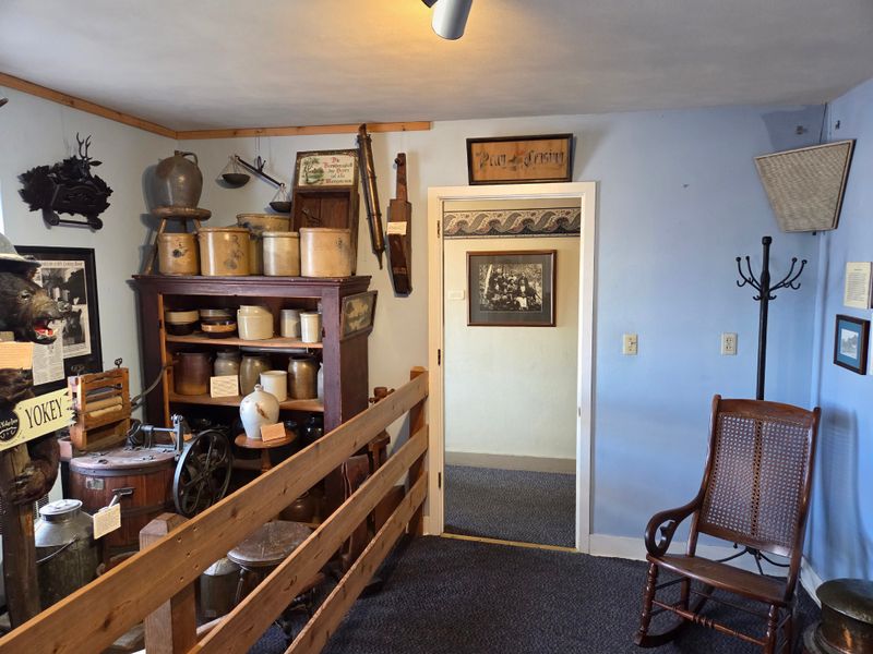 Why This Iowa All-You-Can-Eat Buffet Is Worth The Road Trip - Decor Hint Gift Shop And Cookbook Let Visitors Take Home The Experience