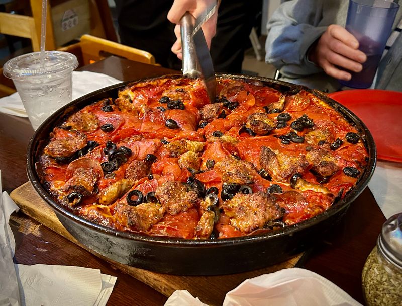 16 Illinois Dining Hotspots Famous For Lines That Never Scare Anyone Away - Decor Hint Pequod's Pizza