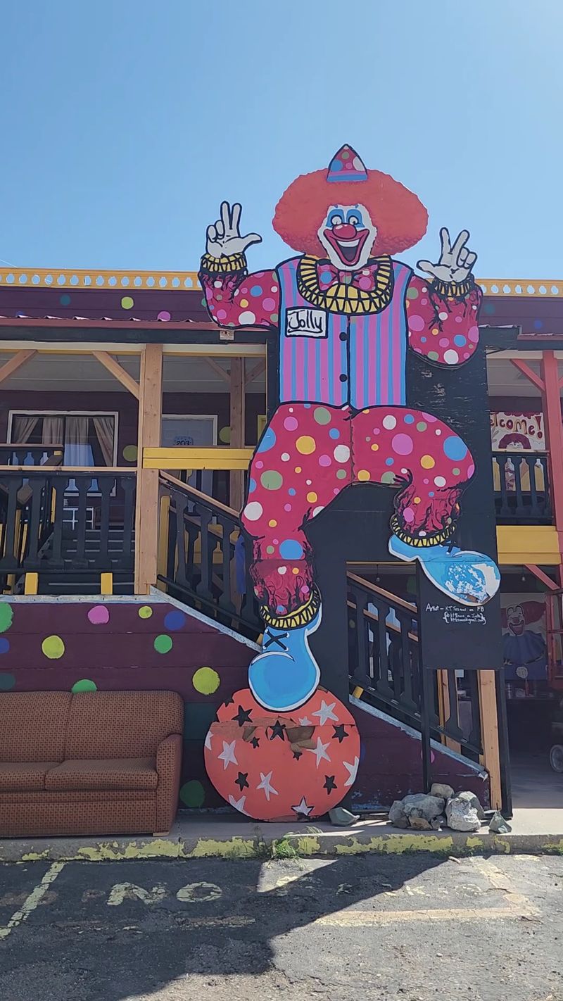 18 Wonderfully Weird Roadside Attractions In Nevada You Need To See To Believe - Decor Hint Clown Motel