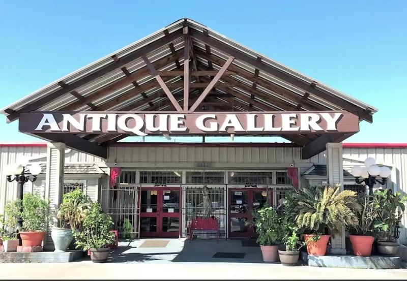 21 Texas Vintage And Collectibles Markets Where Rare Finds Are Flying Off The Shelves - Decor Hint Antique Gallery of Houston