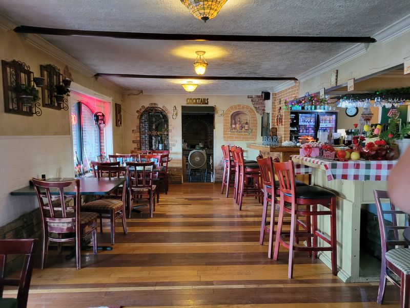 13 Hole-In-The-Wall Italian Restaurants In Tennessee Only Locals Know About - Decor Hint Crazy Tomato
