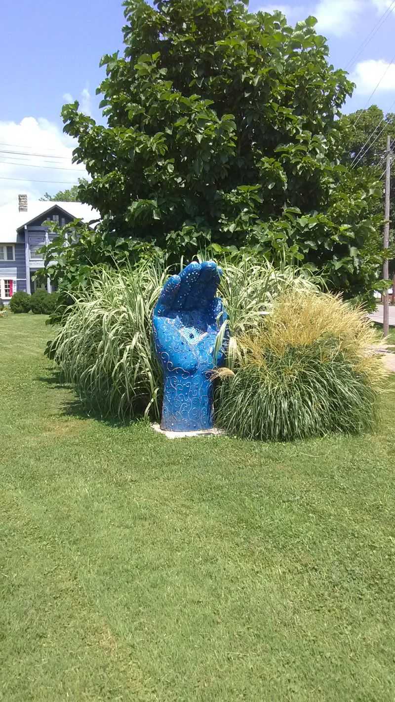 A Quaint Kentucky Town Made For A Peaceful Weekend Escape - Decor Hint Public Art Displays Throughout Town