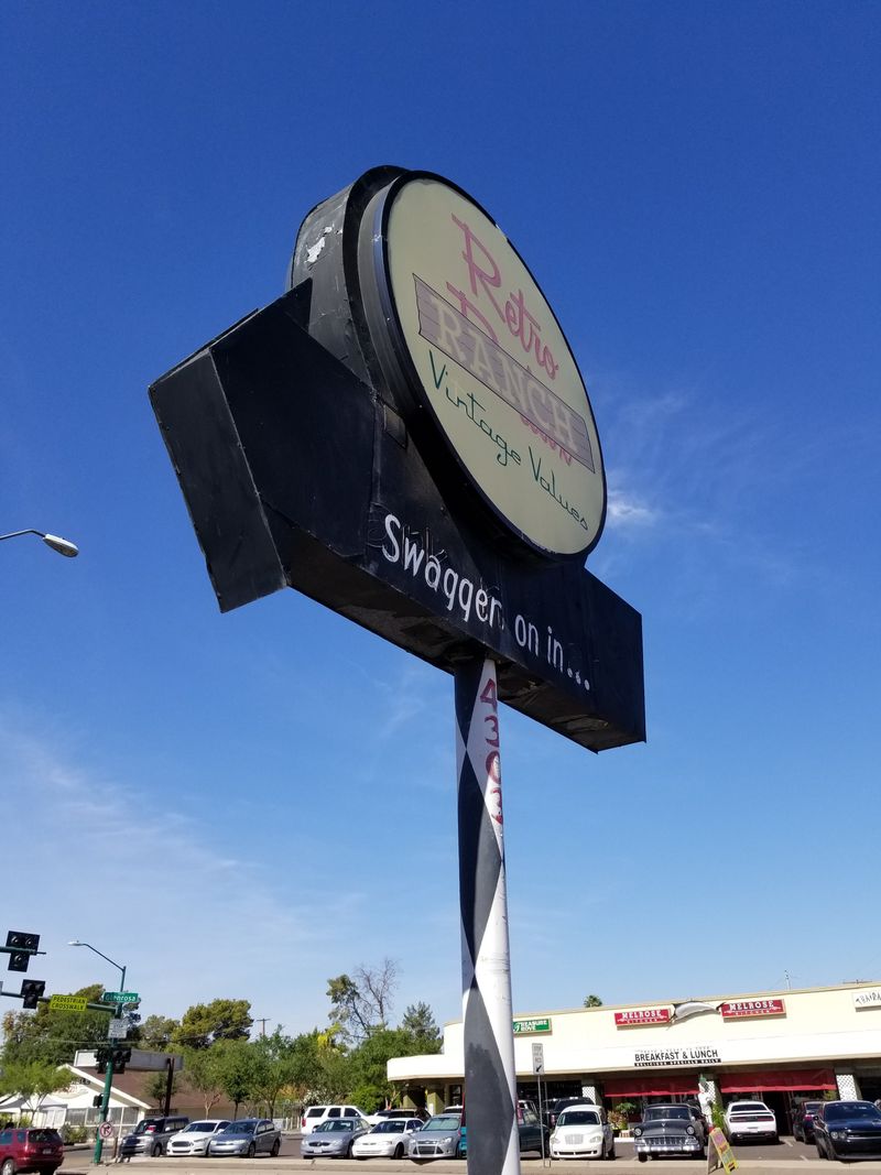 21 Texas Vintage And Collectibles Markets Where Rare Finds Are Flying Off The Shelves - Decor Hint Retro Ranch