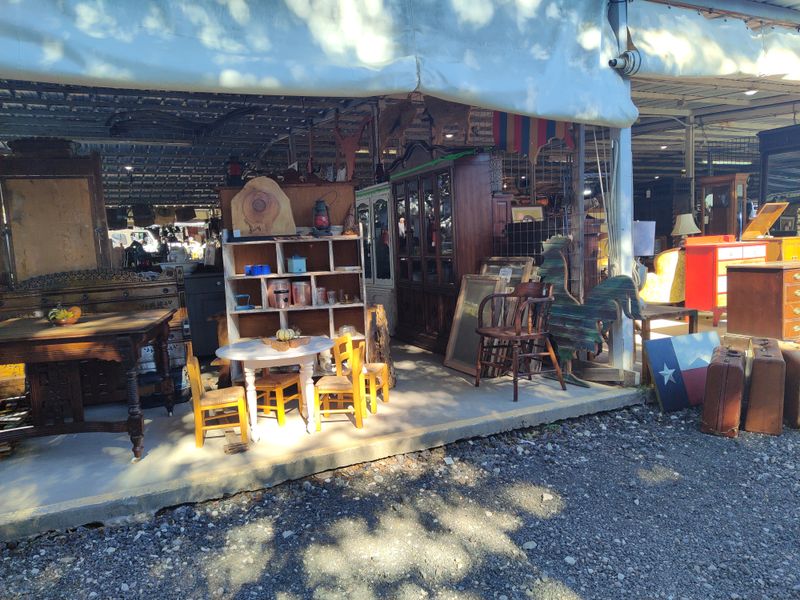 21 Texas Vintage And Collectibles Markets Where Rare Finds Are Flying Off The Shelves - Decor Hint Texas Antique Weekend