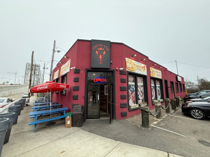 15 New York Delis You Can't Miss For The Best Fried Fish Sandwiches In Town - Decor Hint Lobster Place