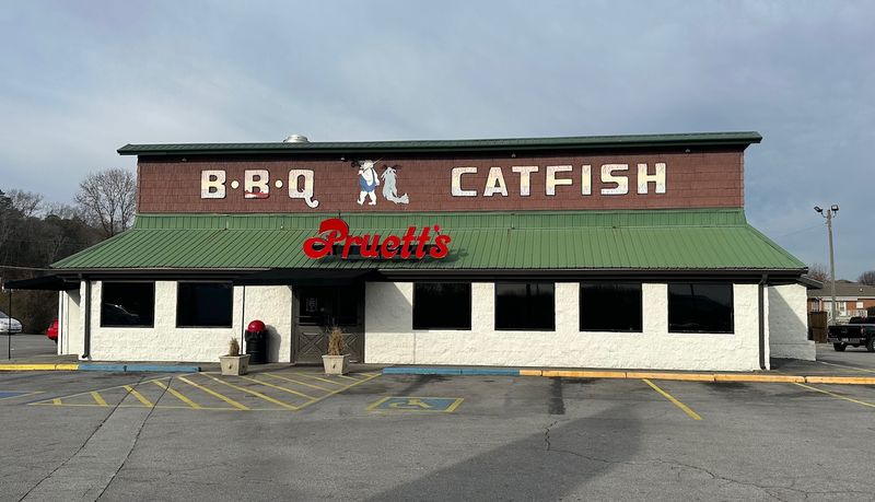 12 Small-Town Alabama Restaurants That Outsiders Rarely Experience - Decor Hint Pruett's Bar-B-Q
