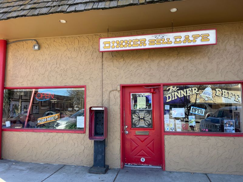 Mississippi Buffets Serving Fried Chicken That Feels Straight Out Of Church Potluck - Decor Hint Dinner Bell Cafe