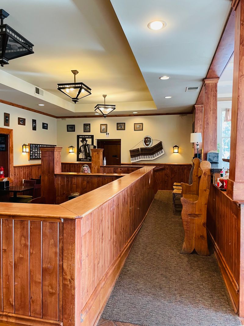 Montana Catfish Shacks Delivering Crispy Bites And Big-Sky Charm - Decor Hint Cafe Zydeco