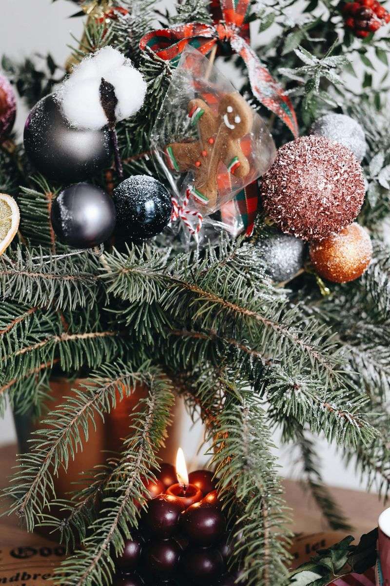 19 New York Winter Porch Décor Ideas Perfect For City Brownstones And Upstate Homes - Decor Hint Evergreen Swags Draped Over Railings