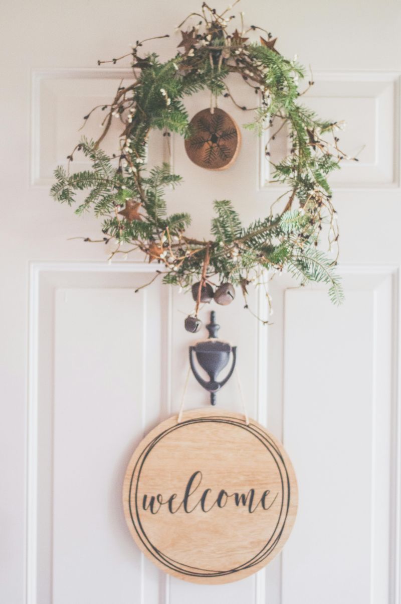 17 Porch Décor Tips That Bring Big Warmth To Colorado Homes In Winter - Decor Hint Rustic Welcome Sign With Character