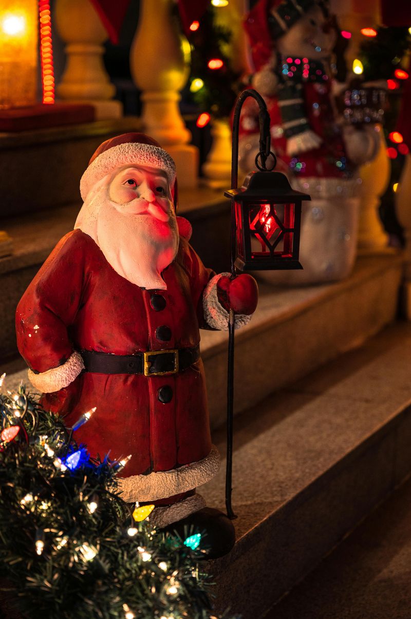 19 New York Winter Porch Décor Ideas Perfect For City Brownstones And Upstate Homes - Decor Hint DIY Lantern Pathways Along The Steps