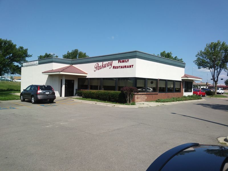 14 Spots In Illinois Serving Chicken-Fried Steak With Pure Old-Fashioned Flavor - Decor Hint Parkway Family Restaurant