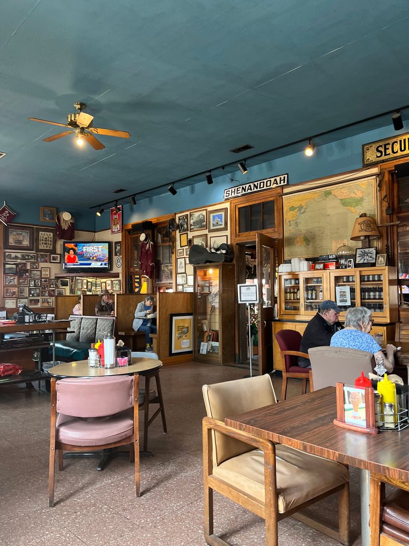 11 Iowa Fish Fry Taverns Locals Swear By For The Perfect Friday Tradition - Decor Hint Depot Restaurant & Lounge