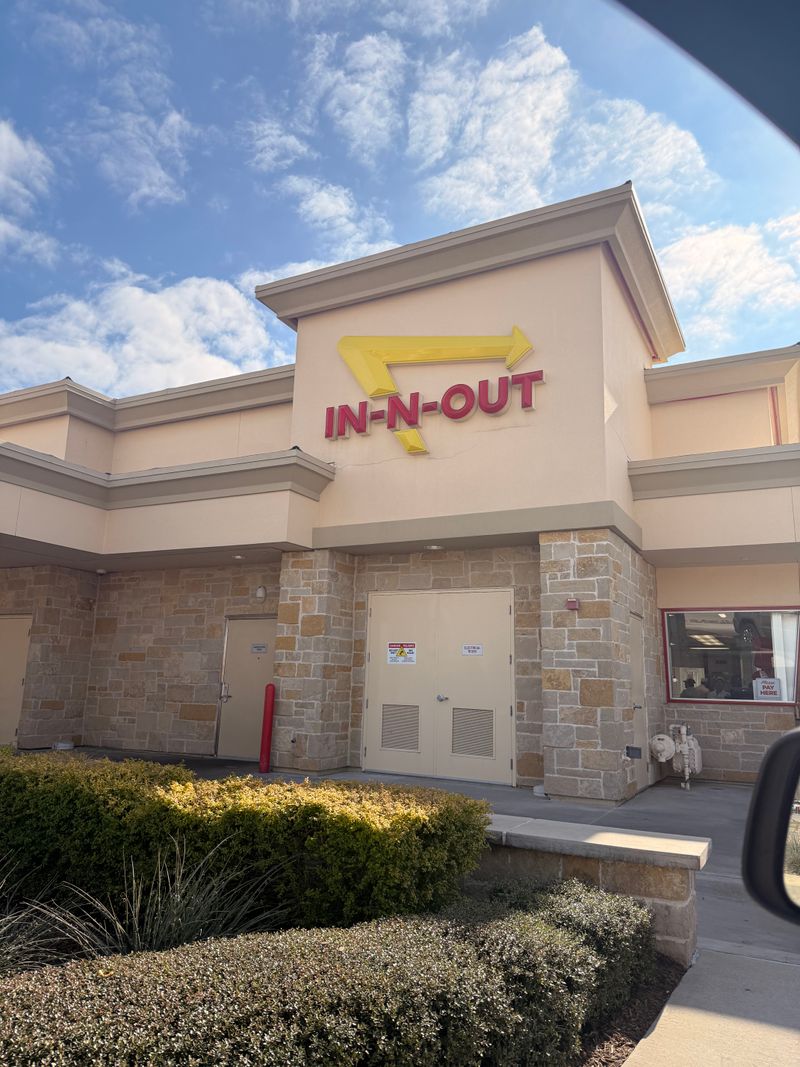 14 Beloved California Restaurants That Nailed One Dish And Never Looked Back - Decor Hint In-N-Out Burger