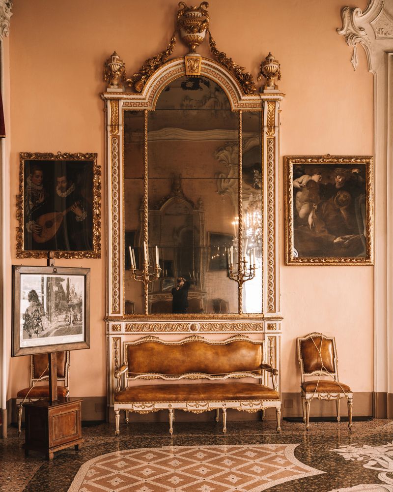 13 Living Room Elements That Bring Southern Charm To Texas Houses - Decor Hint Large Statement Mirrors With Ornate Frames