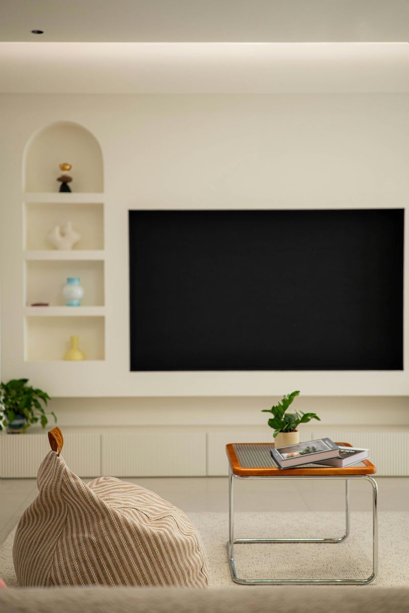 18 Illinois Winter Décor Trends Bringing Cozy Layers Back Into Midwest Homes - Decor Hint Open Shelving Displays Personal Collections