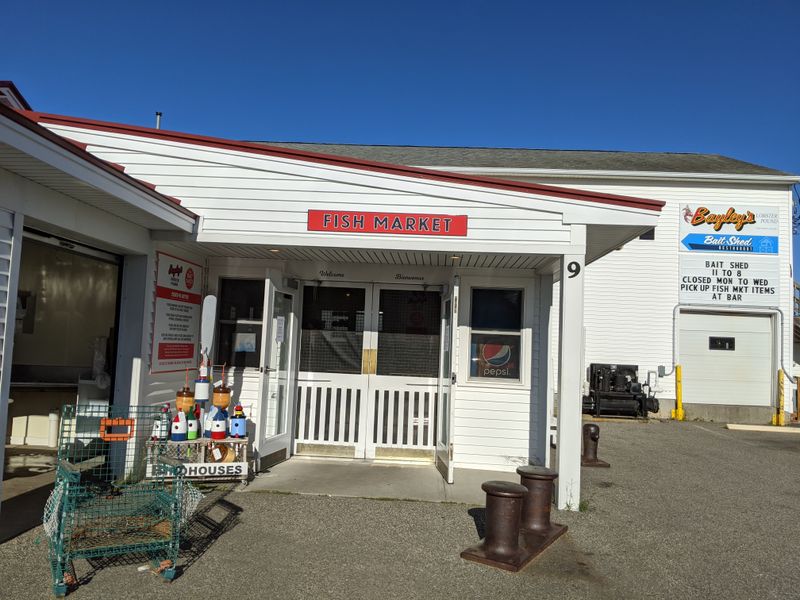 15 Maine Spots Serving Lobster Rolls Packed With Pure Coastal Flavor - Decor Hint Bayley's Lobster Pound