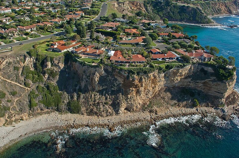 16 California Coastal Towns Locals Say Have Shifted Away From Their Easygoing Beach Roots - Decor Hint Lunada Bay