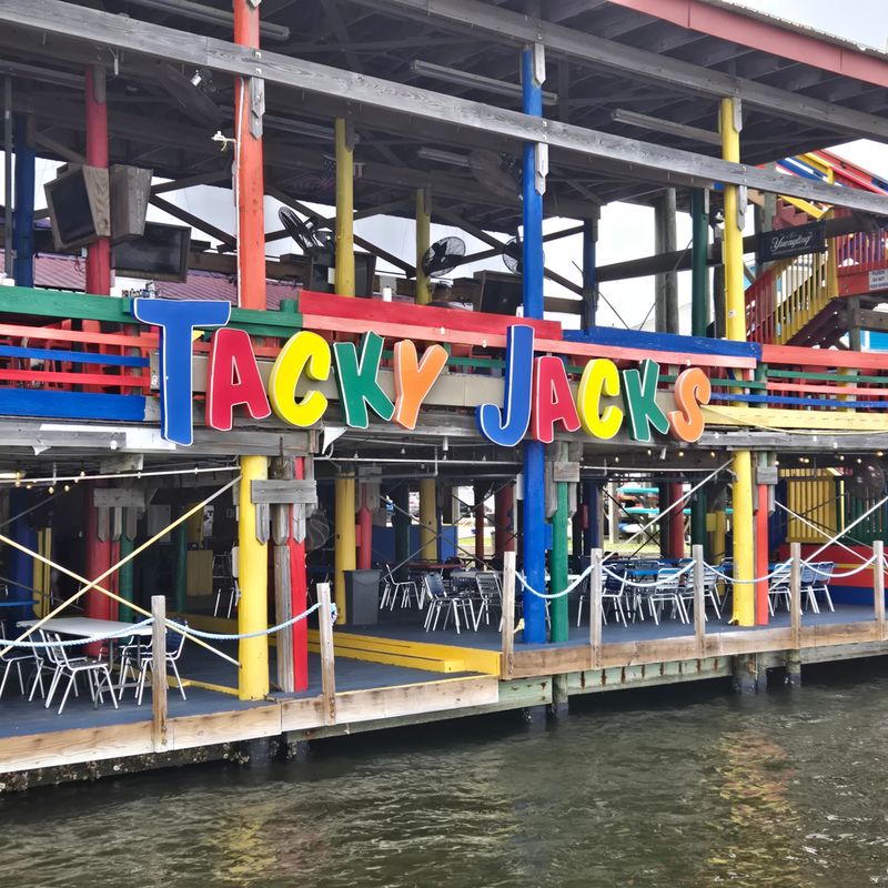 19 Alabama Seafood Joints Only Locals Know And Love For That Perfect Southern Flavor - Decor Hint Tacky Jack's