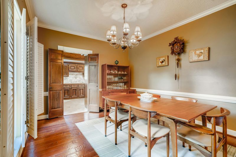 Furniture Styles From Decades Ago That Are Seeing A New Life In North Carolina Homes - Decor Hint Eames-Style Molded Chairs