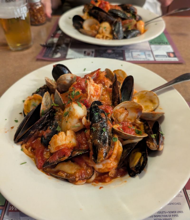 North Carolina Eatery Serves Lasagna So Loaded, Locals Call It A Masterpiece - Decor Hint Warm Service That Feels Like Family