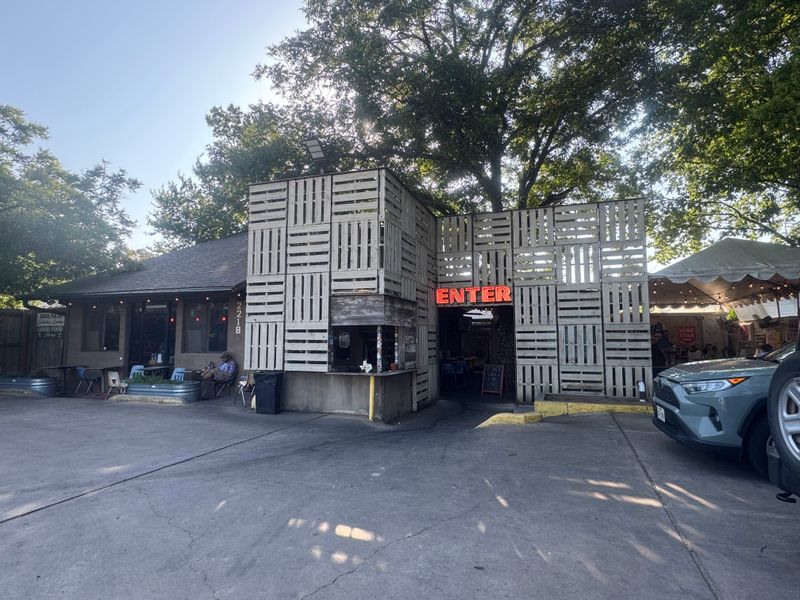 18 Texas Fried Chicken Places Where Family Pride Shows In Every Crispy Plate - Decor Hint Lucy's Fried Chicken