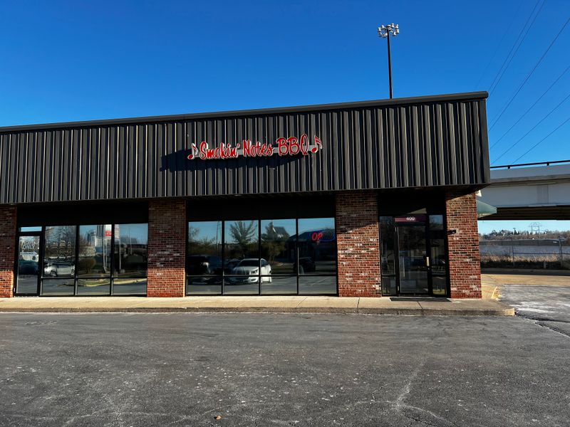 13 Illinois Barbecue Stops Where You Can Taste The Real Smoke In Every Bite - Decor Hint Smokin' Notes BBQ - East Peoria