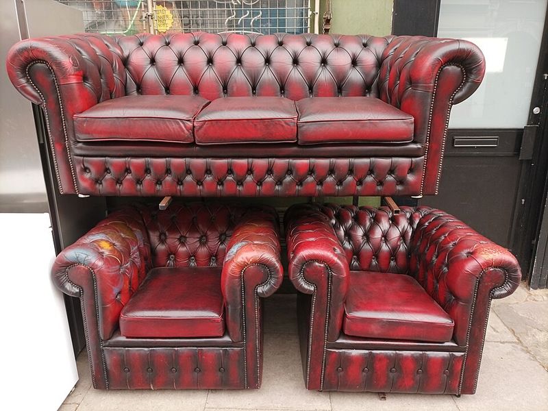 14 Couch Colors South Carolinians Are Slowly Phasing Out - Decor Hint Burgundy