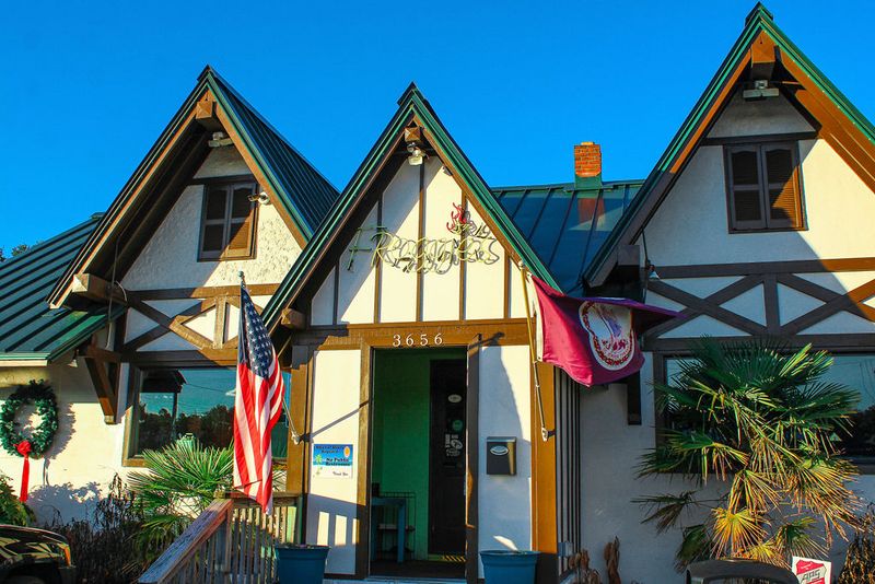 Kentucky Fried Catfish Destinations That Will Have You Hooked After One Bite - Decor Hint Froggy's Bar-B-Q & Catfish