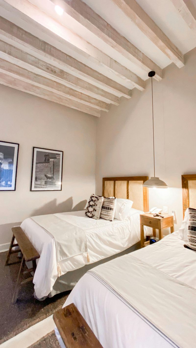 15 Southern Coastal Style Ideas Georgia Homeowners Love For Winter Warmth - Decor Hint Whitewashed Wood Ceiling Beams