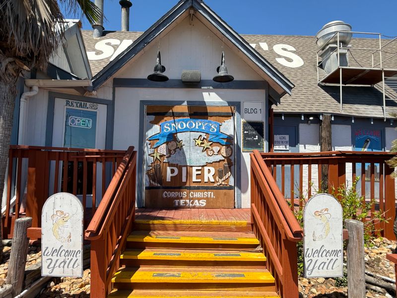 Texas Seafood Joints Locals Choose Every Time Over Upscale Alternatives - Decor Hint Snoopy’s Pier