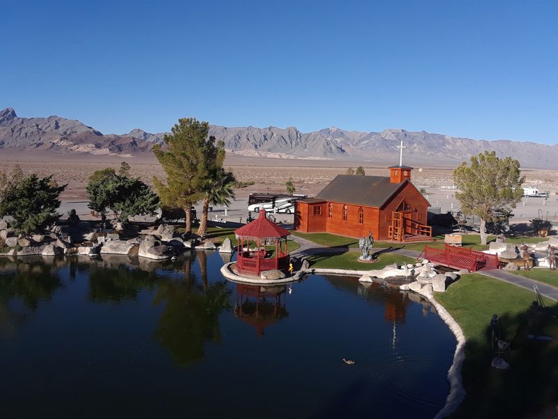 18 Wonderfully Weird Roadside Attractions In Nevada You Need To See To Believe - Decor Hint Longstreet Inn Casino Slot Car