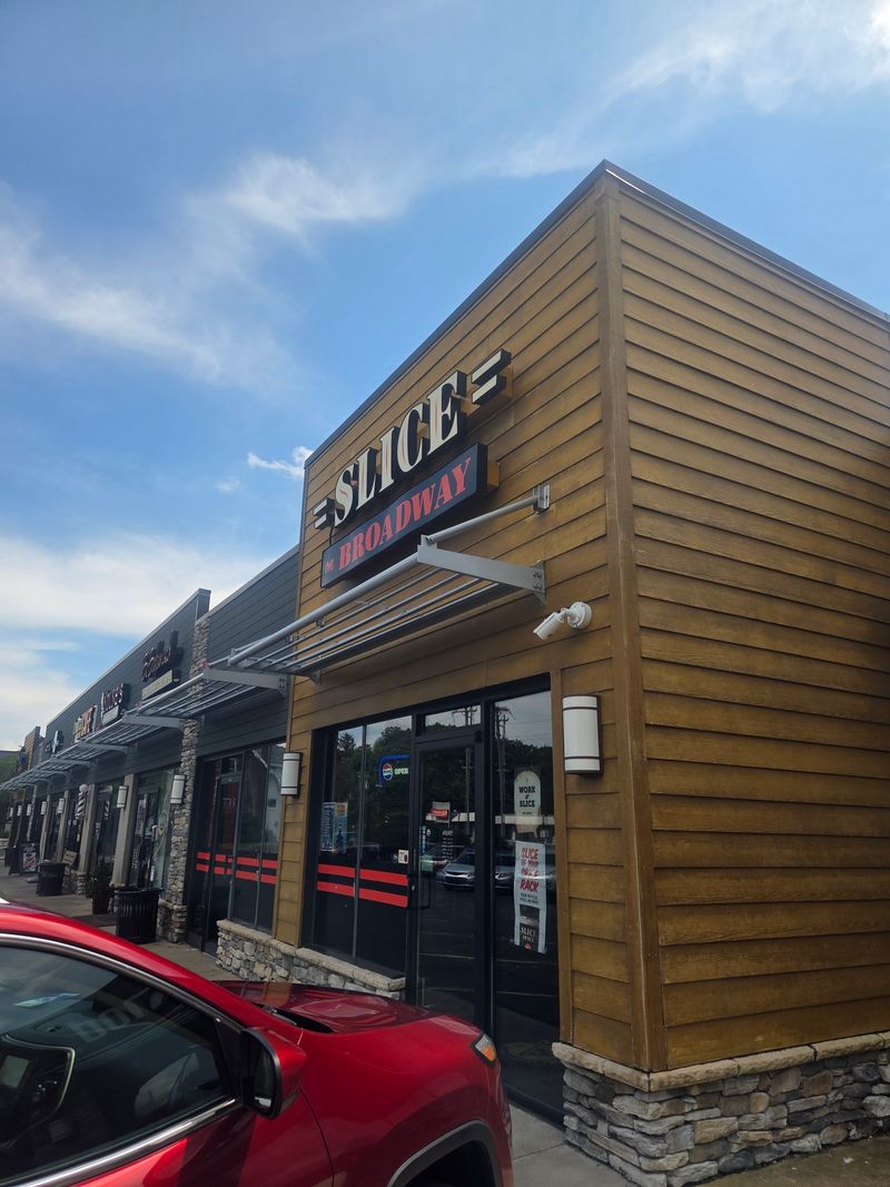 Pennsylvania Pizzerias That Outsell The Big Chains Among Locals - Decor Hint Slice on Broadway