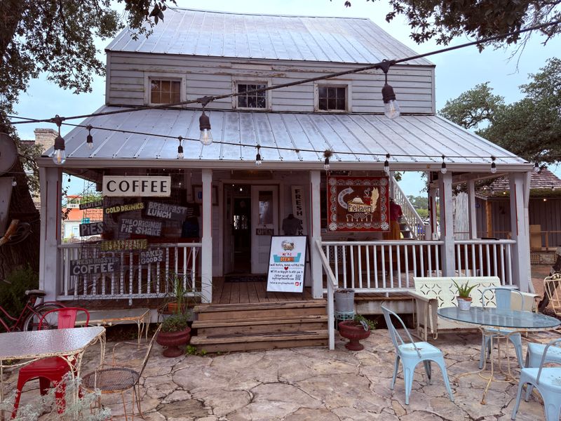 18 Texas Fried Chicken Places Where Family Pride Shows In Every Crispy Plate - Decor Hint Royers Pie Haven