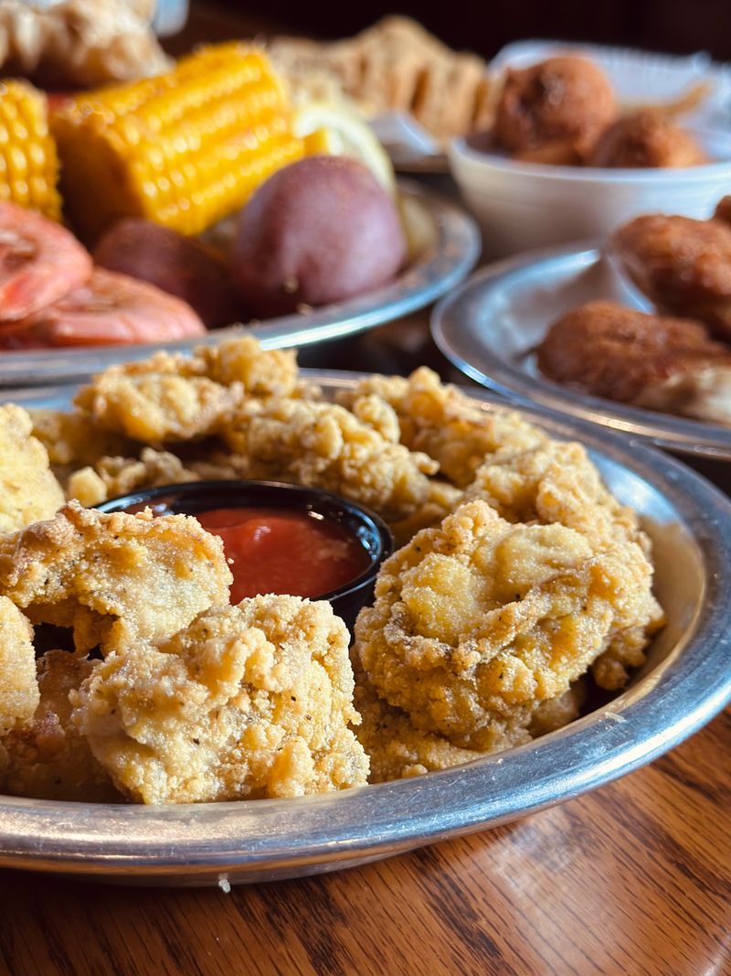 Mississippi Buffets Serving Fried Chicken That Feels Straight Out Of Church Potluck - Decor Hint Berry's Seafood & Catfish House